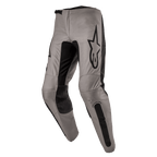 Alpinestars 2024 Fluid Lurv Pants, pantalones de motocross, Mud Black, con un chasis principal en tono canela grisáceo y paneles elásticos negros en el interior de las piernas y las rodillas, logotipo negro prominente de Alpinestars en el muslo, diseño ergonómico precurvado para conducción fuera de carretera