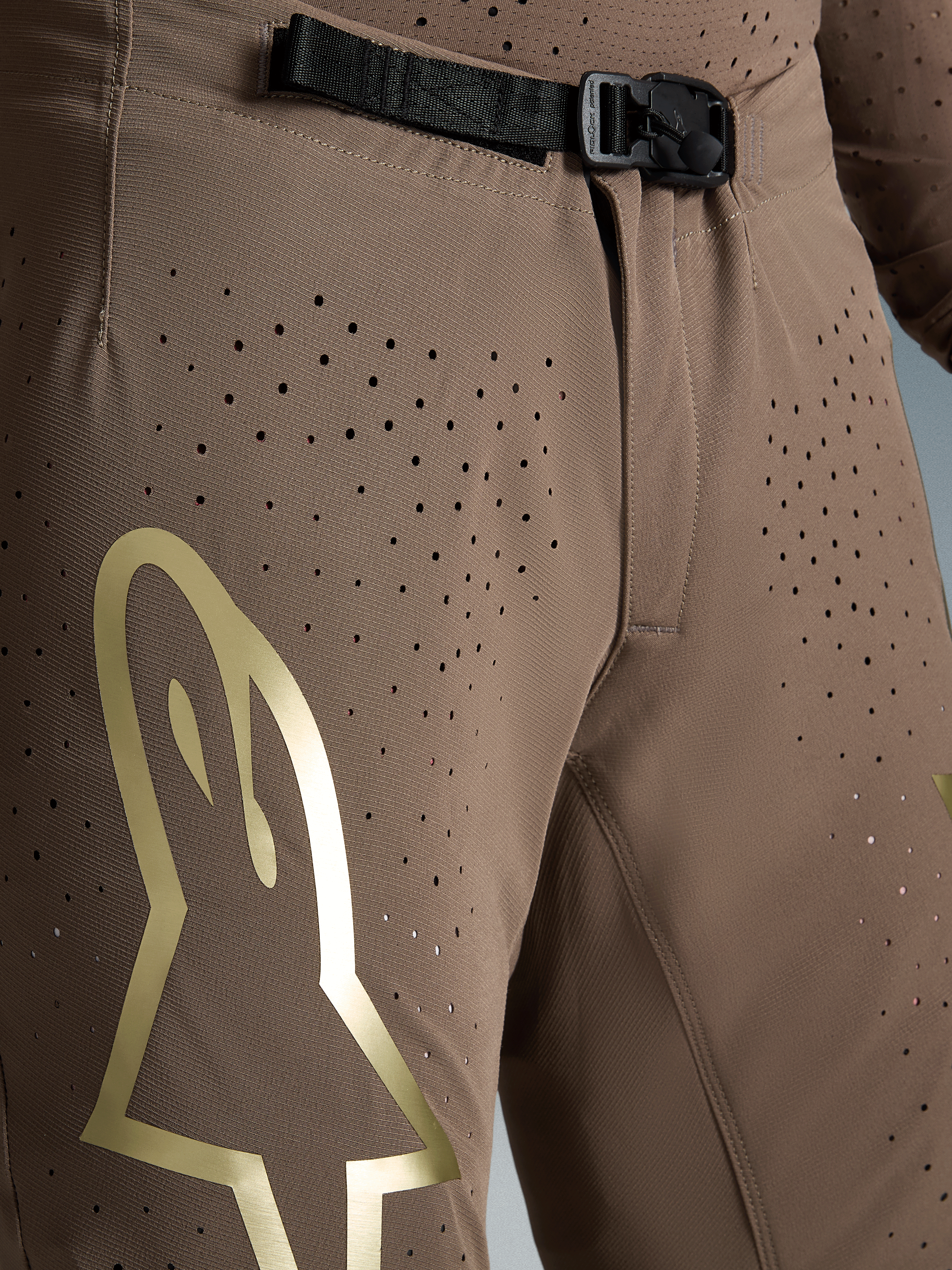 Pantalones Supertech Air Gold Edición Limitada, marrones con logo dorado y hebilla magnética SX1 para motocross Alpinestars