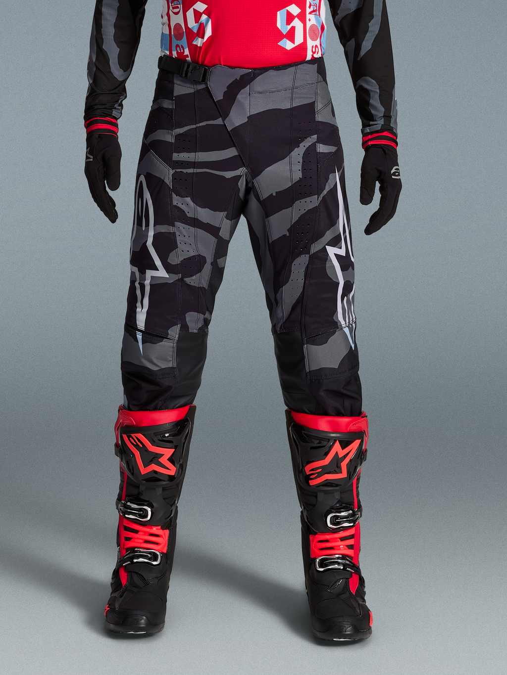 Pantalones Techstar Beast Coast Edición Limitada, camuflaje gris con logos blancos, equipo de motocross de alto rendimiento.