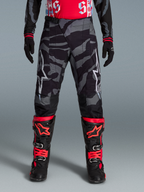 Pantalones Techstar Beast Coast Edición Limitada, camuflaje gris con logos blancos, equipo de motocross de alto rendimiento.