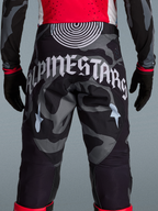 Pantalones Techstar Beast Coast Edición Limitada, camuflaje gris con logo blanco, equipo de motocross de alto rendimiento.