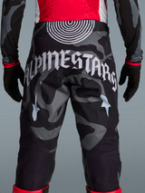 Pantalones Techstar Beast Coast Edición Limitada, camuflaje negro y gris con logotipo Alpinestars en la parte trasera.