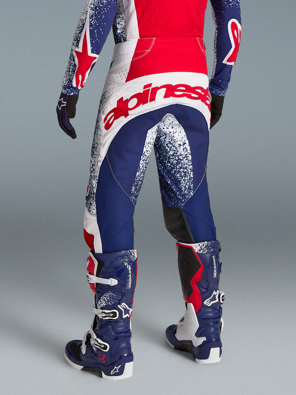 Alpinestars Techstar Unity, pantalones de motocross, rojos, blancos y azules, edición limitada, logotipo trasero, en modelo