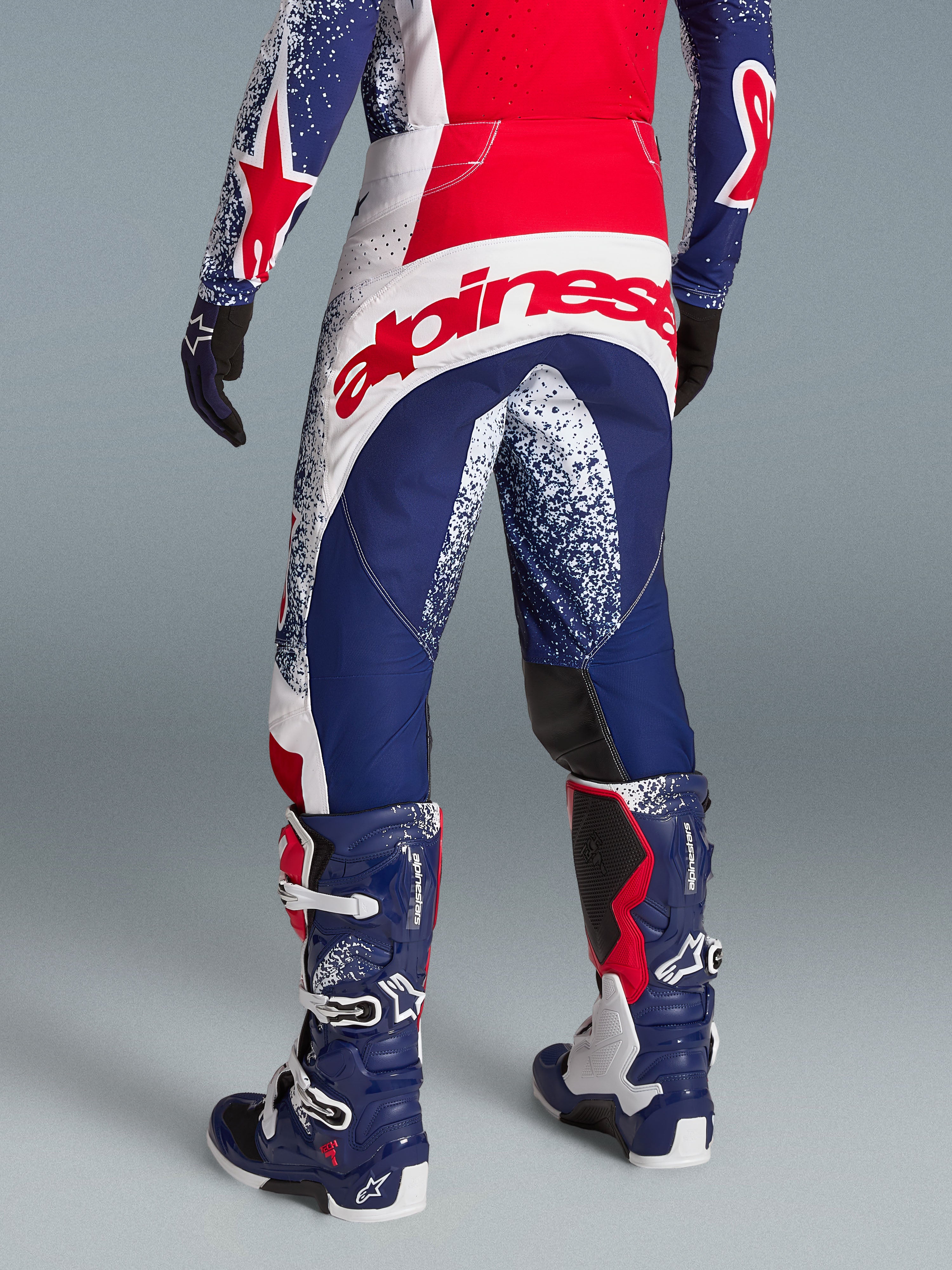 Alpinestars Techstar Unity, pantalones de motocross, rojos, blancos y azules, edición limitada, logotipo trasero, en modelo