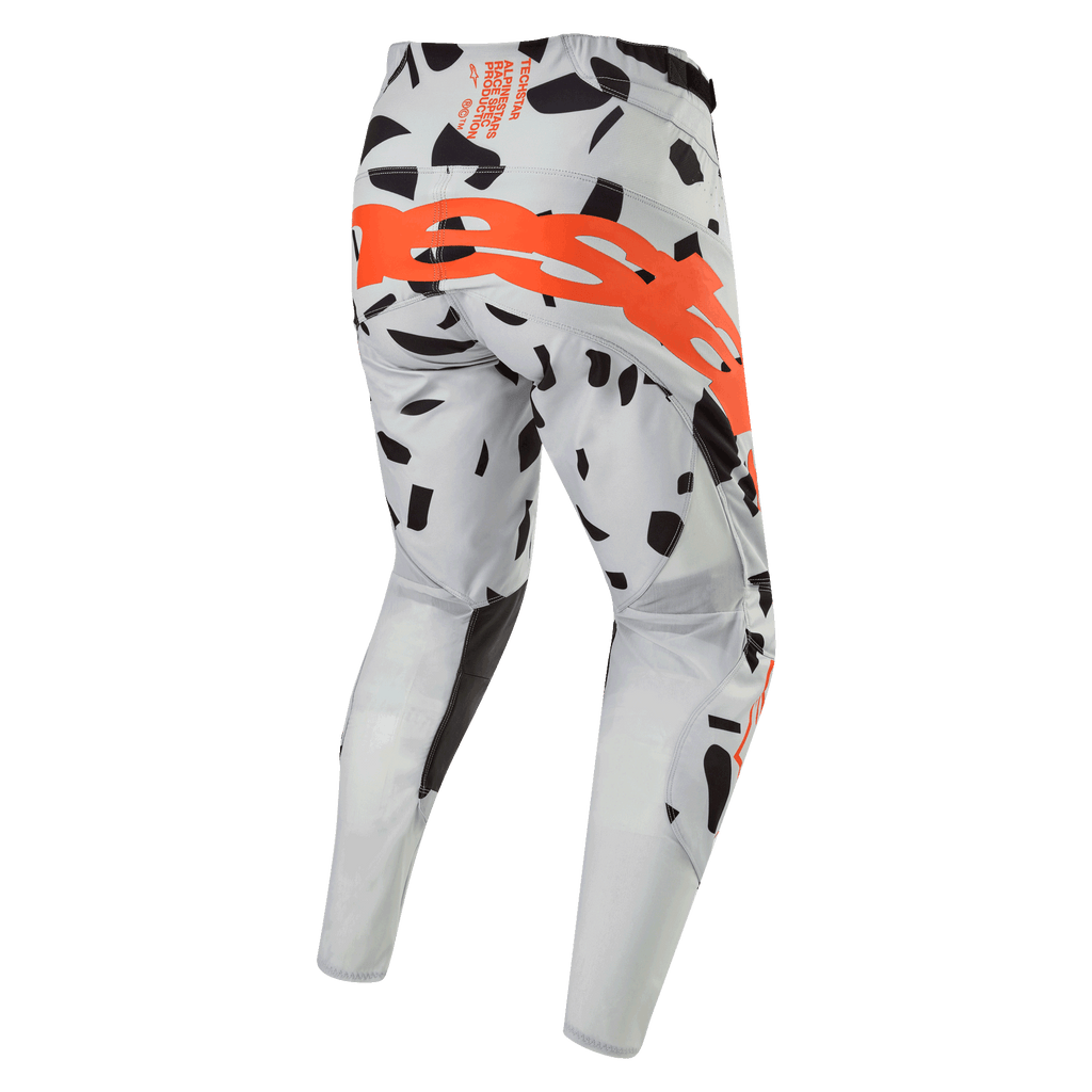Pantalones Alpinestars Techstar Rantera 2024, pantalones de motocross, camuflaje gris Haze, vista trasera con un gran logotipo naranja en el asiento, patrones gráficos negros sobre tejido gris, diseño atlético para rendimiento todoterreno