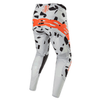 Pantalones Alpinestars Techstar Rantera 2024, pantalones de motocross, camuflaje gris Haze, vista trasera con un gran logotipo naranja en el asiento, patrones gráficos negros sobre tejido gris, diseño atlético para rendimiento todoterreno