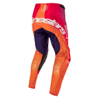 Alpinestars 2024 Techstar Pneuma Pants, pantalones de motocross en morado profundo, naranja y rojo, vista trasera con el logo de Alpinestars en blanco, diseño ergonómico de alto rendimiento con materiales elásticos y resistentes.