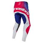 Alpinestars Pantalones Techstar Pneuma 2024, pantalones de motocross, azul Mars, rojo y blanco, vista trasera con gran logotipo blanco de Alpinestars en el asiento, paneles azules y rojos con la parte inferior de las piernas blanca, diseño duradero para competición todoterreno