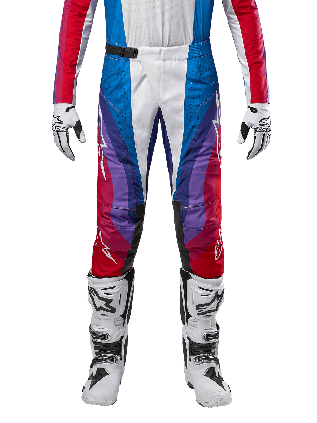 Pantalones Alpinestars Techstar Pneuma 2024, pantalones de motocross, en azul, rojo y blanco, con un diseño angular multicolor y detalles en púrpura, combinados con botas de motocross blancas y negras y guantes a juego, corte atlético de competición para rendimiento off-road