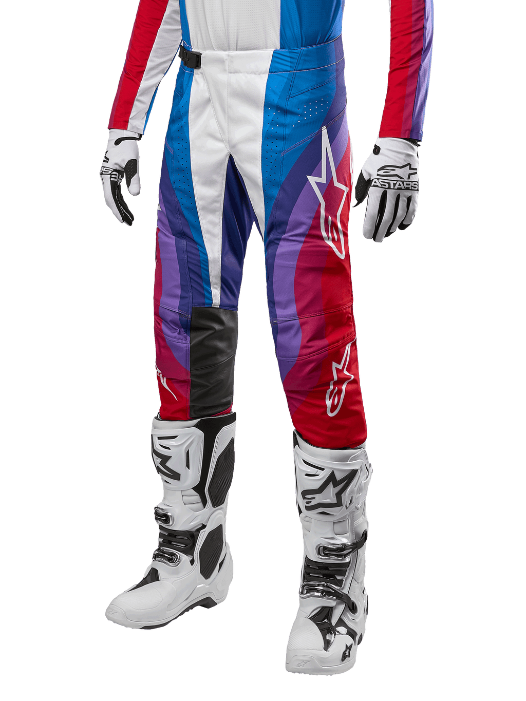 Alpinestars 2024 Techstar Pneuma Pants, pantalones de motocross, azul, rojo y blanco, usados con jersey a juego, botas y guantes de carreras blancos, diseño gráfico vibrante con detalles en rojo, azul y morado, perforados para transpirabilidad