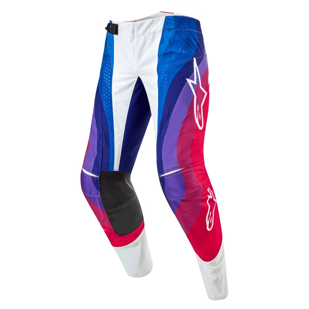 Alpinestars 2024 Techstar Pneuma Pants, pantalones de motocross, Blu Mars Red White, con un patrón de ondas dinámicas en tonos azules, púrpuras y rojos, logotipos blancos de Alpinestars y paneles interiores de las rodillas en negro duradero.