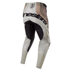 Pantalones Alpinestars Techstar Pneuma 2024, pantalones de motocross, color arena oscura y gris, vista trasera con panel de asiento reforzado negro y logotipo de Alpinestars destacado en la parte posterior, texto de especificaciones técnicas en la cintura, diseño de estilo camuflaje terroso, construcción textil duradera para carreras off-road