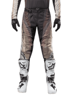 Alpinestars 2024 Techstar Pneuma Pants, pantalones de motocross, arena oscura y gris polvo de hierro, usados con jersey a juego, guantes negros y botas blancas y negras, con hebilla magnética SX2 y marca Astars, equipo de carreras todoterreno duradero