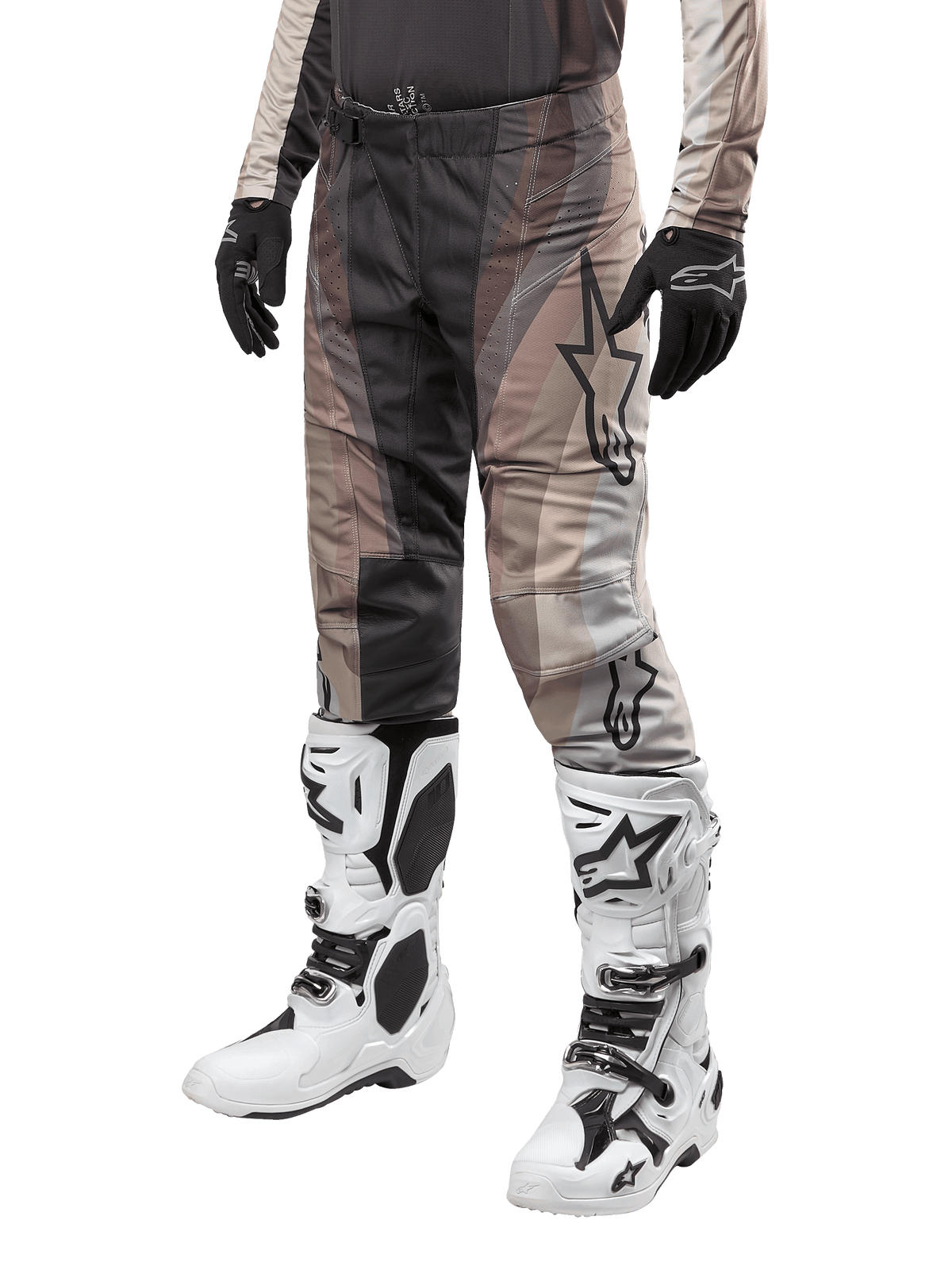 Pantalones Alpinestars Techstar Pneuma 2024, pantalones de motocross en color arena oscura y gris hierro, combinados con botas blancas y negras y guantes negros, con un diseño de patrón ondulado y un gran logo de estrella, equipamiento resistente para competiciones todoterreno