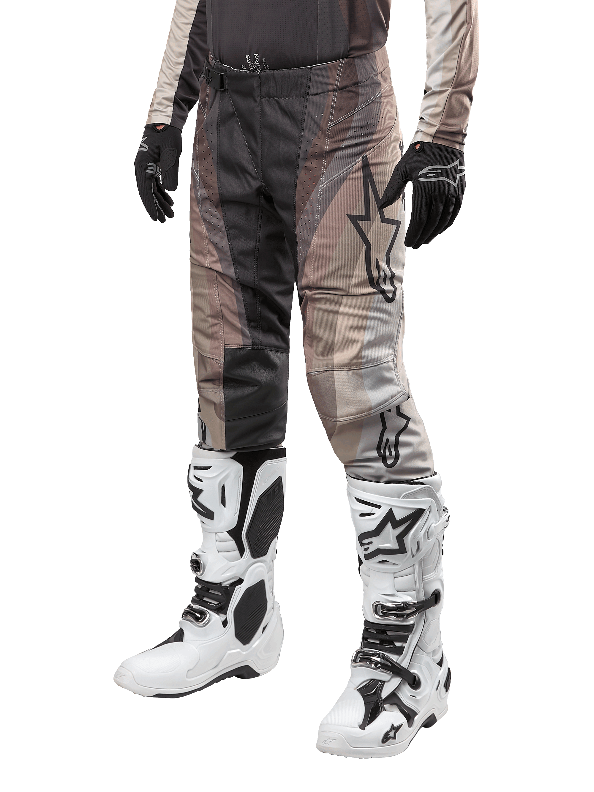 Pantalones Alpinestars Techstar Pneuma 2024, pantalones de motocross en color arena oscura y gris hierro, combinados con botas blancas y negras y guantes negros, con un diseño de patrón ondulado y un gran logo de estrella, equipamiento resistente para competiciones todoterreno