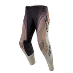 Pantalones Alpinestars Techstar Pneuma 2024, pantalones de motocross, colores Dark Sand, Iron Dust y gris, con un diseño de bloques de color ondulados con logotipos de estrellas Alpinestars, paneles de rodilla reforzados en negro y perforaciones cortadas con láser, equipamiento duradero para carreras off-road