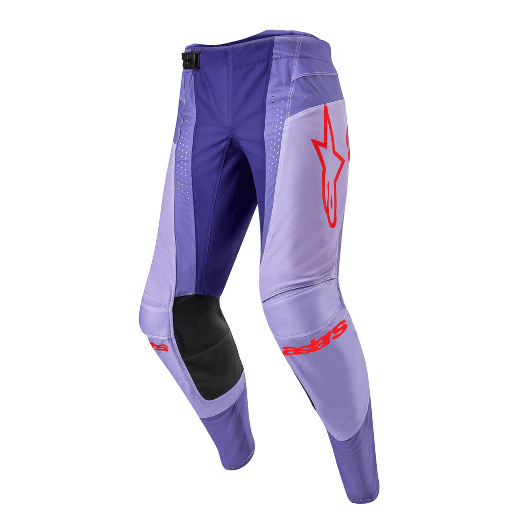 Alpinestars 2024 Techstar Ocuri Pants, pantalones de motocross para hombre en color morado y lila con detalles en naranja vibrante, logos rojos de Alpinestars, refuerzos negros en las rodillas, diseño deportivo para alto rendimiento