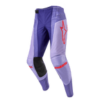 Alpinestars 2024 Techstar Ocuri Pants, pantalones de motocross para hombre en color morado y lila con detalles en naranja vibrante, logos rojos de Alpinestars, refuerzos negros en las rodillas, diseño deportivo para alto rendimiento