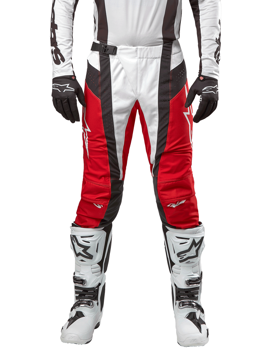 Alpinestars 2024 Techstar Ocuri Pants, pantalones de motocross, rojo Mars, blanco y negro, vista frontal con jersey blanco a juego, guantes negros y botas blancas, con paneles perforados transpirables y un corte de inspiración racing para rendimiento off-road