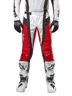 Alpinestars 2024 Techstar Ocuri Pants, pantalones de motocross, rojo Mars, blanco y negro, vista frontal con jersey blanco a juego, guantes negros y botas blancas, con paneles perforados transpirables y un corte de inspiración racing para rendimiento off-road