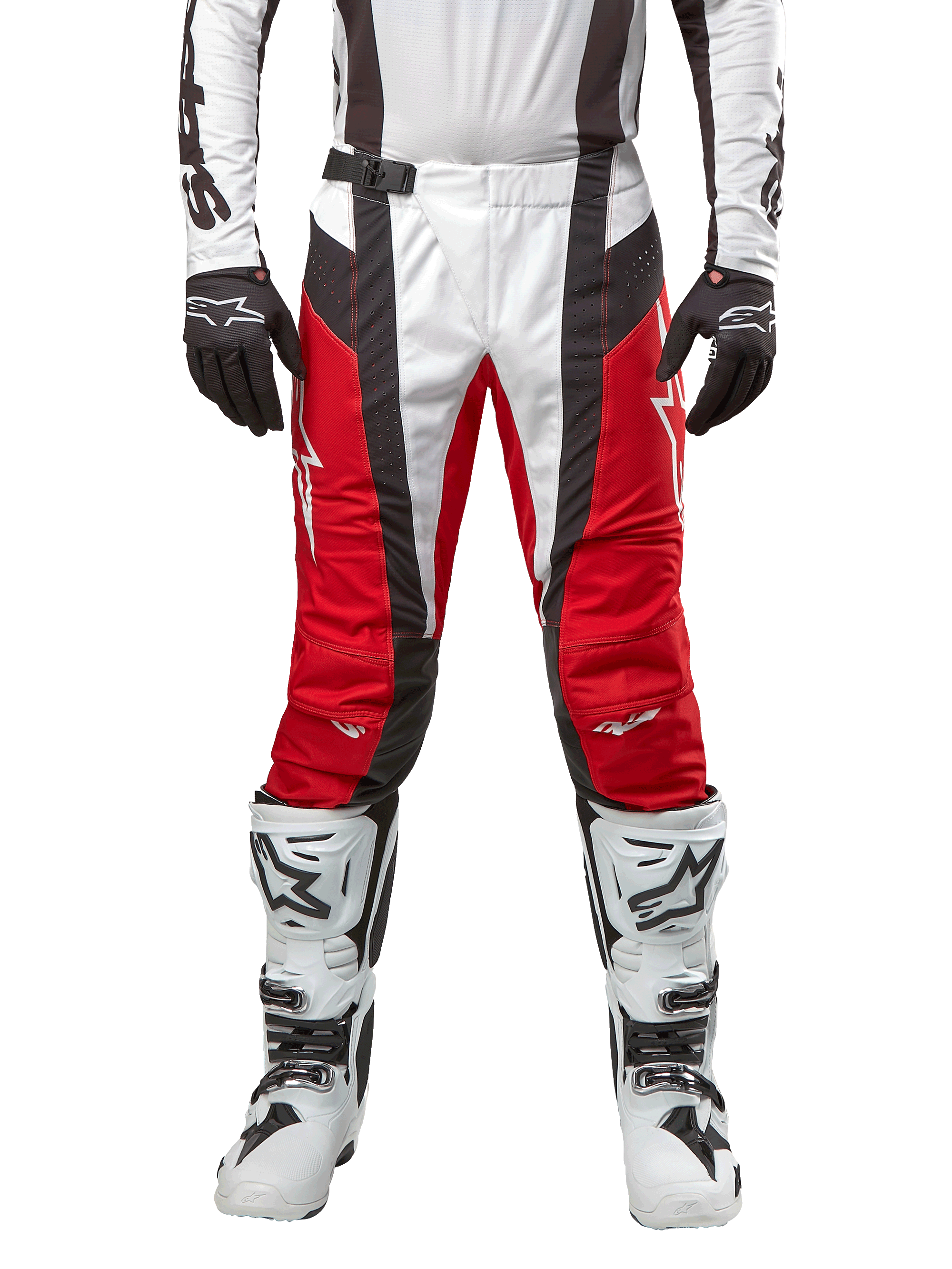 Alpinestars 2024 Techstar Ocuri Pants, pantalones de motocross, rojo Mars, blanco y negro, vista frontal con jersey blanco a juego, guantes negros y botas blancas, con paneles perforados transpirables y un corte de inspiración racing para rendimiento off-road