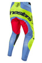 Pantalones Alpinestars 2024 Techstar Ocuri, pantalones de motocross, azul claro, amarillo flúor y rojo berry, vista trasera con marca Alpinestars destacada en el asiento, diseño técnico de múltiples paneles para carreras todoterreno