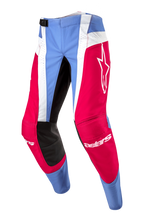 Alpinestars 2024 Techstar Ocuri Pants, pantalones de motocross, azul claro, rojo Marte y blanco, con paneles rojos vibrantes, logotipo de estrella blanco, refuerzos interiores negros en las rodillas y franjas verticales blancas perforadas para el flujo de aire.