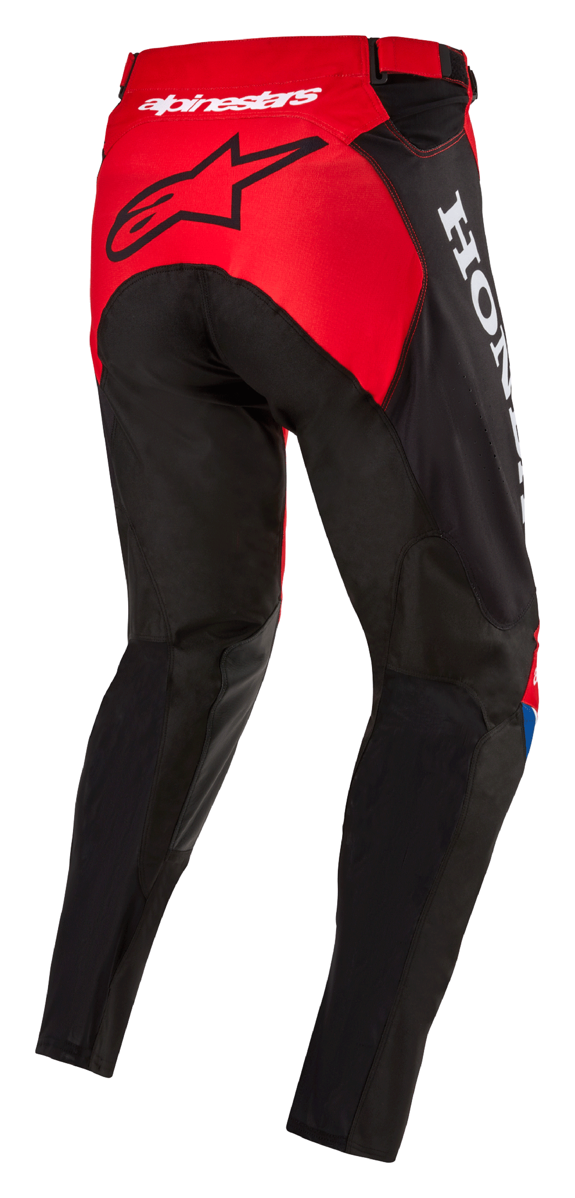Alpinestars Honda Racer Iconic Pants, pantalones de motocross, rojo brillante, negro y blanco, vista trasera de tres cuartos que muestra el panel del asiento rojo con el logo de la estrella en negro, marca Honda blanca en el lateral y construcción textil duradera de corte deportivo para carreras fuera de carretera