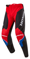 Alpinestars Honda Racer Iconic Pants, pantalones de motocross, rojo brillante, negro y blanco con acentos azules, con un gran logotipo de HONDA blanco en el muslo, marca Alpinestars en las rodillas, construcción de pierna ergonómica precurvada y cierre de cintura ajustable con trinquete.