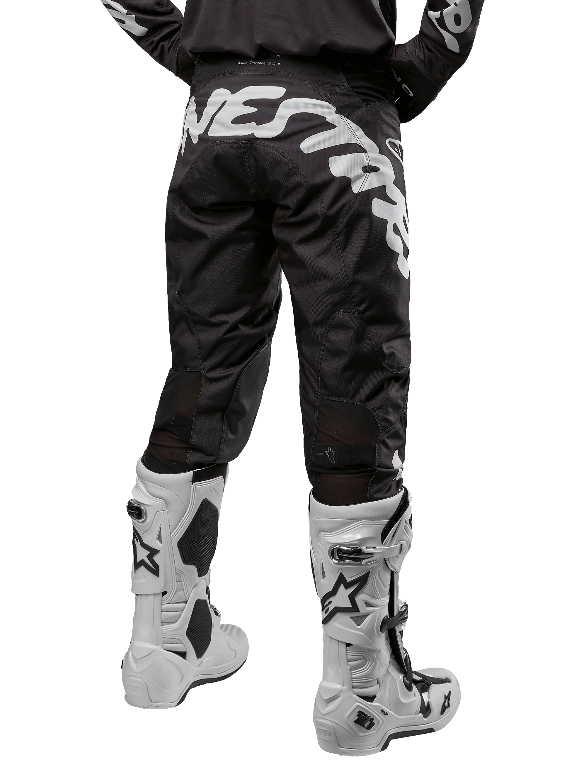 Alpinestars 2024 Racer Hana Pants, pantalones de motocross negros y blancos, vista trasera con logo blanco grande en la parte posterior, diseño ergonómico de alto rendimiento usado con botas de motocross blancas