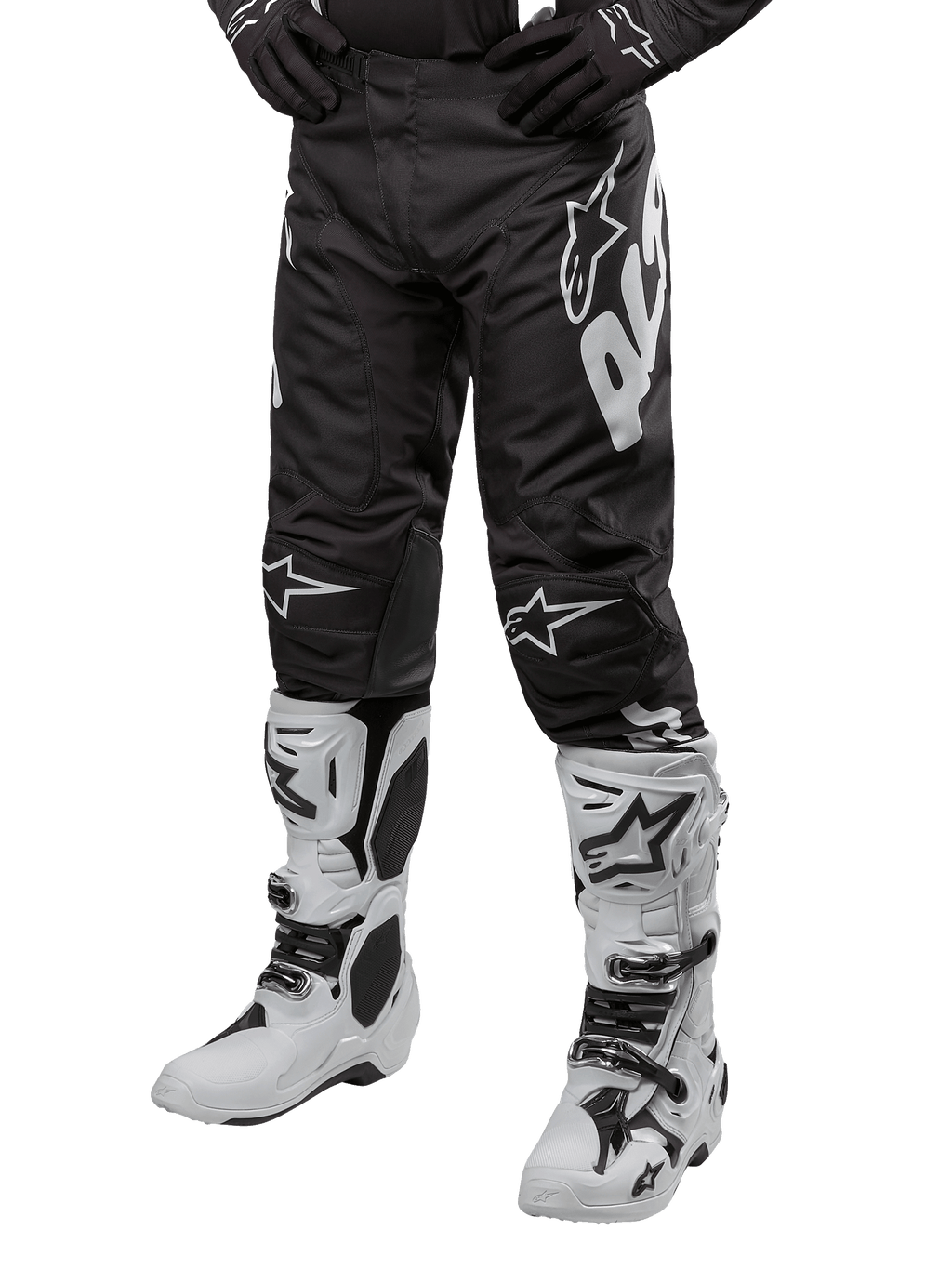 Alpinestars 2024 Racer Hana Pants, pantalones de motocross para hombre, negros con gráficos blancos, diseño ergonómico con logos de la marca, material ligero y duradero para alto rendimiento, mostrados con botas de motocross blancas