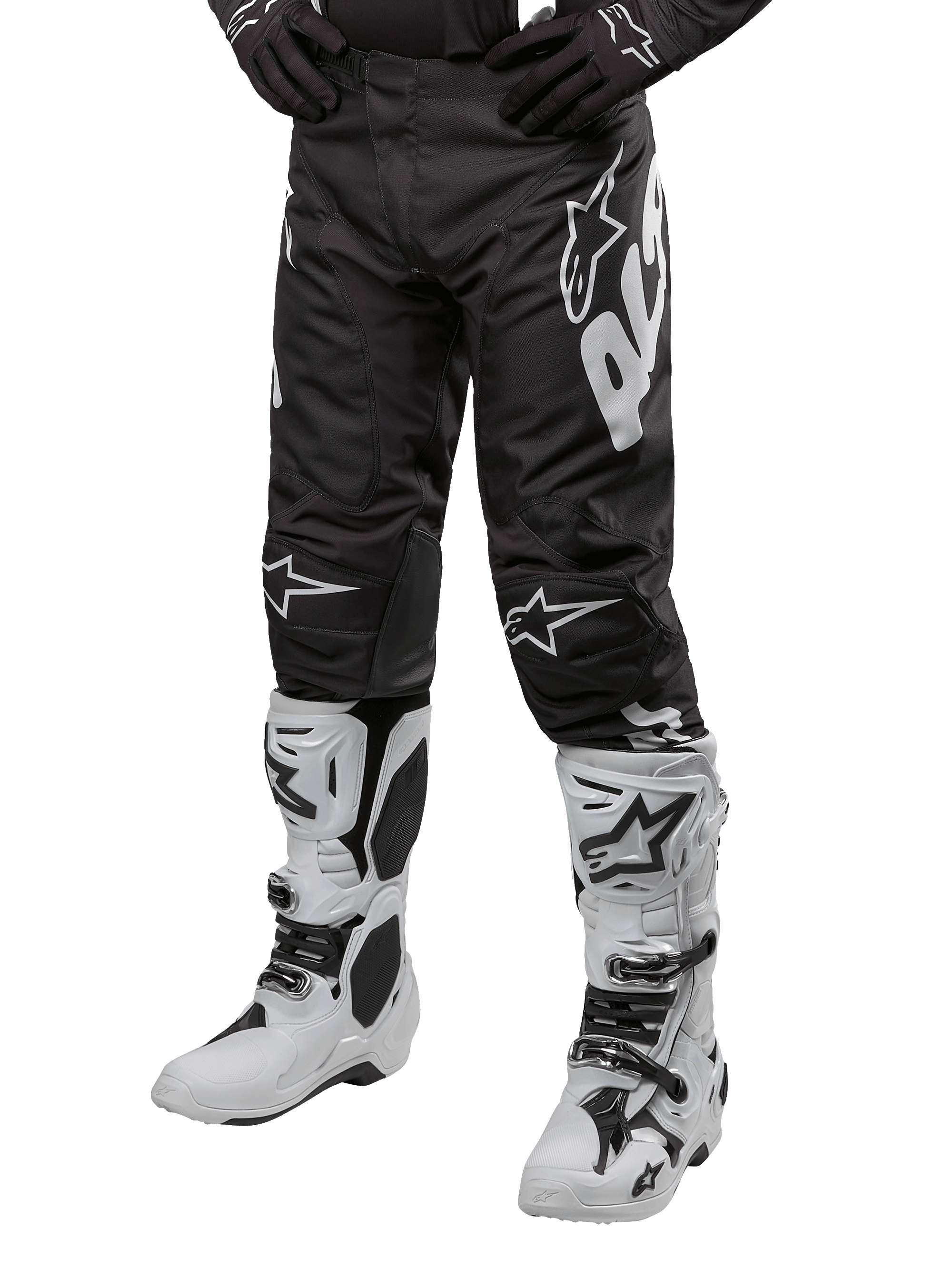 Alpinestars 2024 Racer Hana Pants, pantalones de motocross para hombre, negros con gráficos blancos, diseño ergonómico con logos de la marca, material ligero y duradero para alto rendimiento, mostrados con botas de motocross blancas