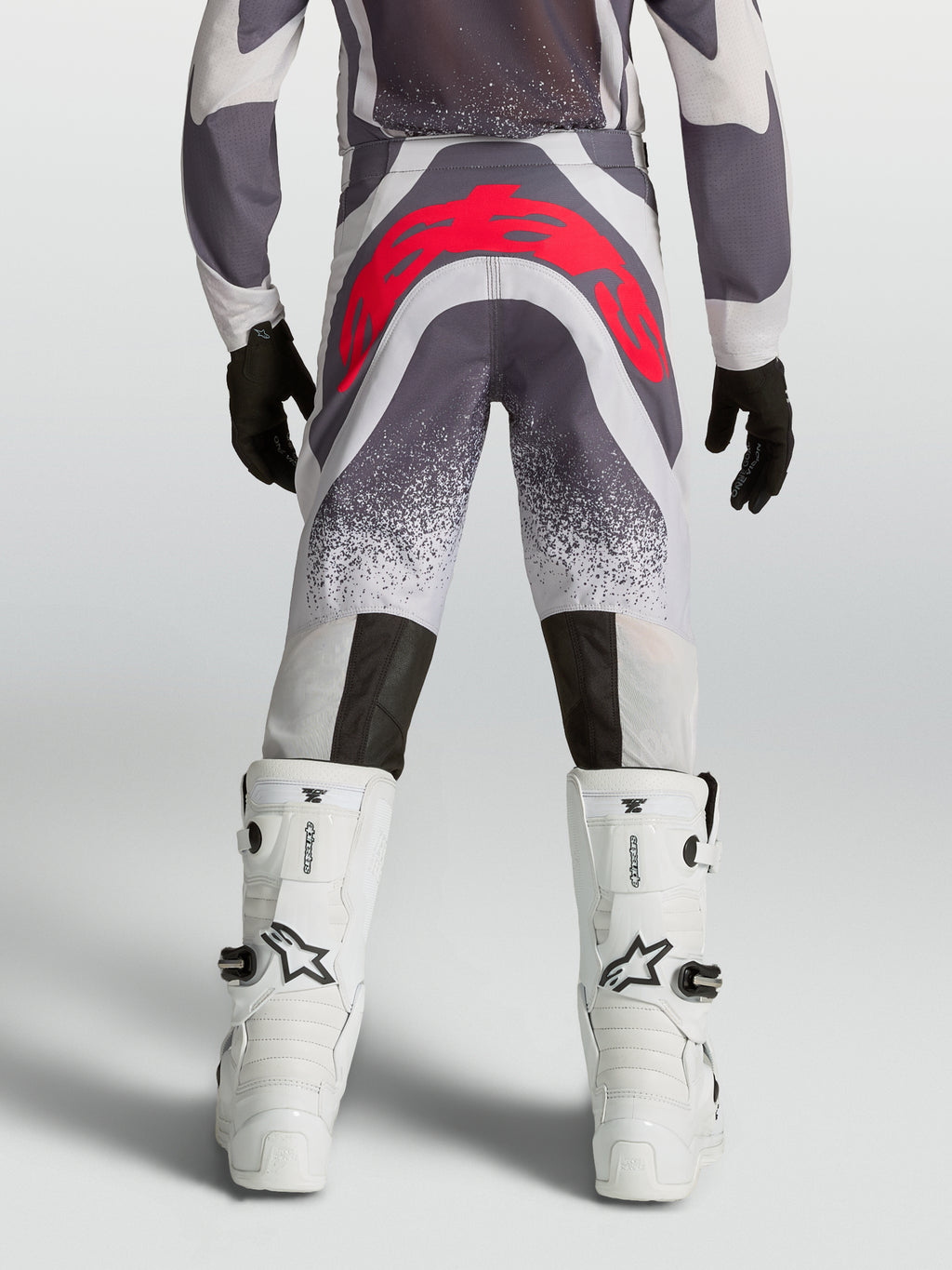 Alpinestars pantalones Supertech Swan juveniles, equipo de motocross para jóvenes pilotos, gris y rojo flúor, vista trasera con ajuste atlético y asiento reforzado