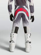Alpinestars pantalones Supertech Swan juveniles, equipo de motocross para jóvenes pilotos, gris y rojo flúor, vista trasera con ajuste atlético y asiento reforzado