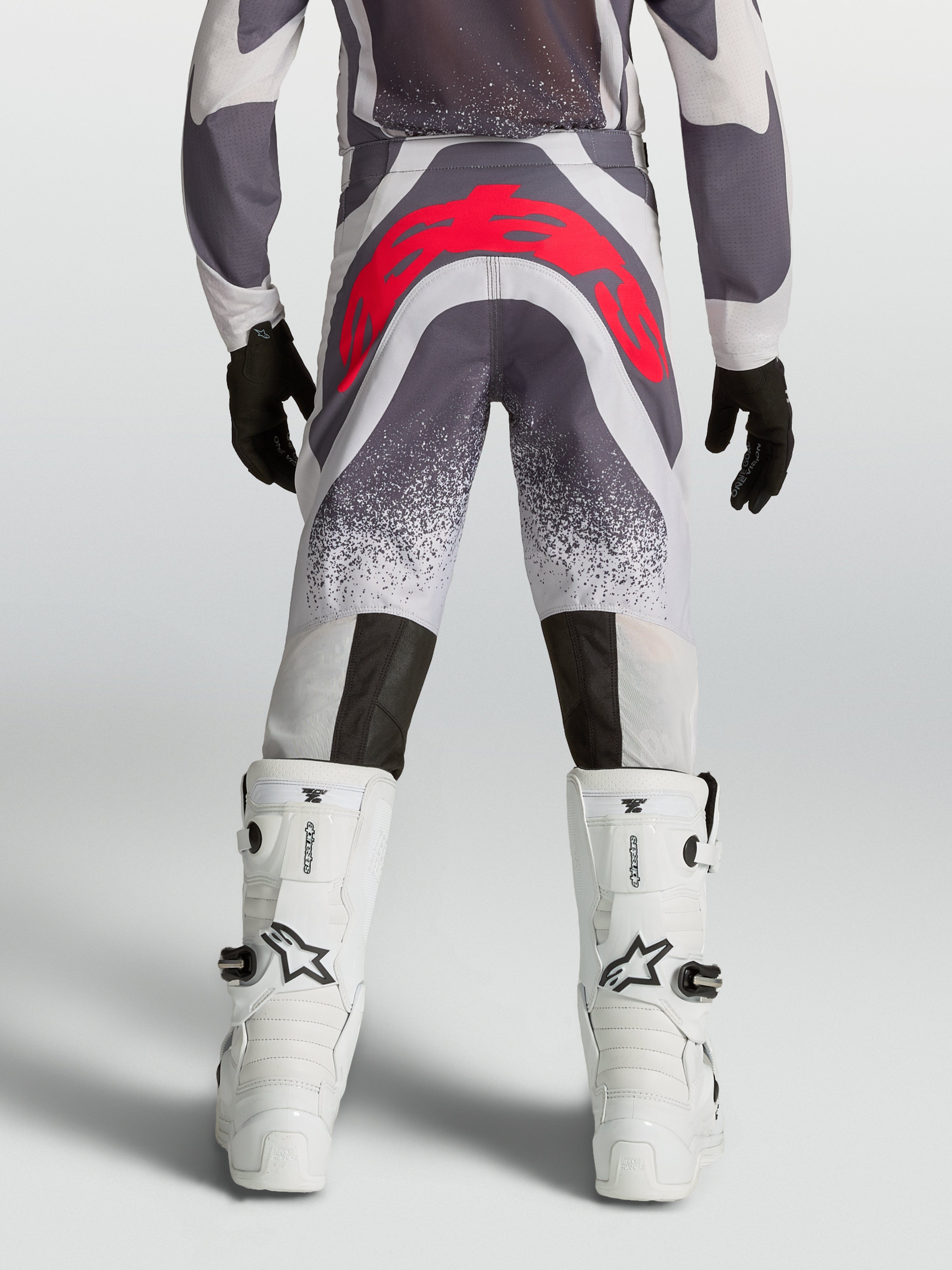 Alpinestars pantalones Supertech Swan juveniles, equipo de motocross para jóvenes pilotos, gris y rojo flúor, vista trasera con ajuste atlético y asiento reforzado