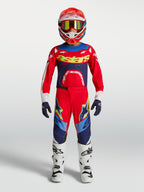 Alpinestars pantalones Supertech Dyna Juvenil, equipo de motocross para niños, rojo fuego y azul marino, con casco y botas blancas, ideal para competición todoterreno