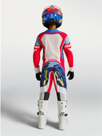 Alpinestars pantalones Supertech Dyna juvenil, equipo de motocross rojo y azul marino en vista trasera.