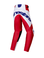 Alpinestars 2025 Youth Racer Veil Pants, pantalones de motocross juveniles, rojo brillante y blanco, vista trasera que muestra un gran logo azul de Alpinestars en el asiento, diseño de pierna precurvada, paneles internos de rodilla negros y cierre de trinquete en la cintura.