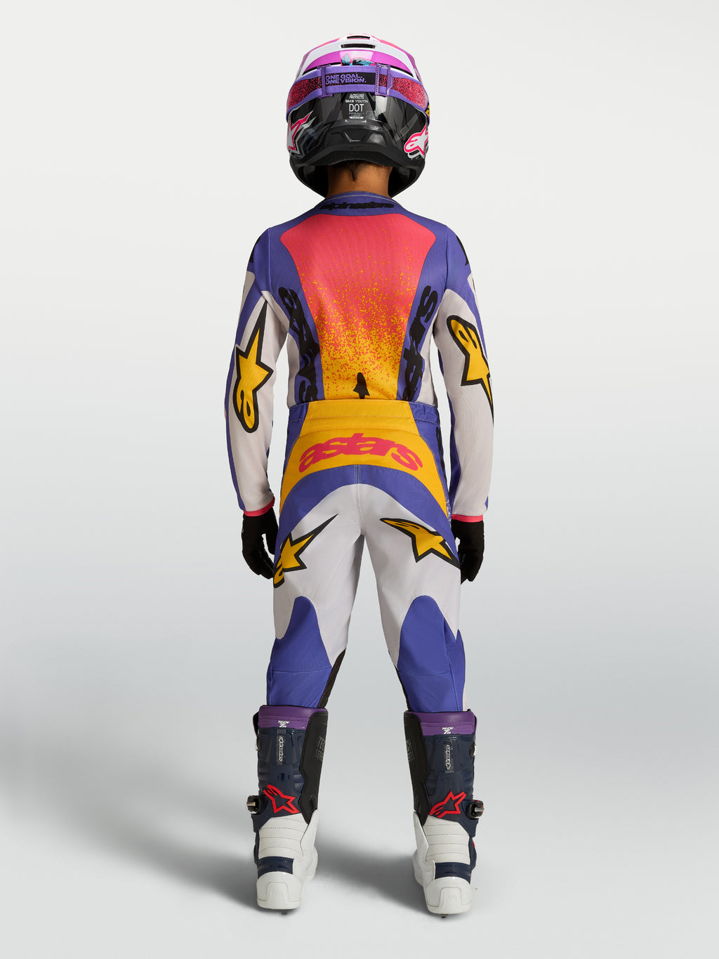 Alpinestars Pantalones Fluid Drag Juvenil, pantalones de motocross para off-road, juvenil, azules y blancos con detalles amarillos, vista posterior en modelo
