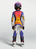 Alpinestars Pantalones Fluid Drag Juvenil, pantalones de motocross para off-road, juvenil, azules y blancos con detalles amarillos, vista posterior en modelo