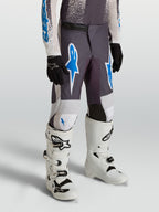 Alpinestars Pantalones Fluid Drag Juvenil, pantalones de motocross y off-road, grises y azules, confeccionados en politejido 600D duradero con diseño ergonómico precurvado
