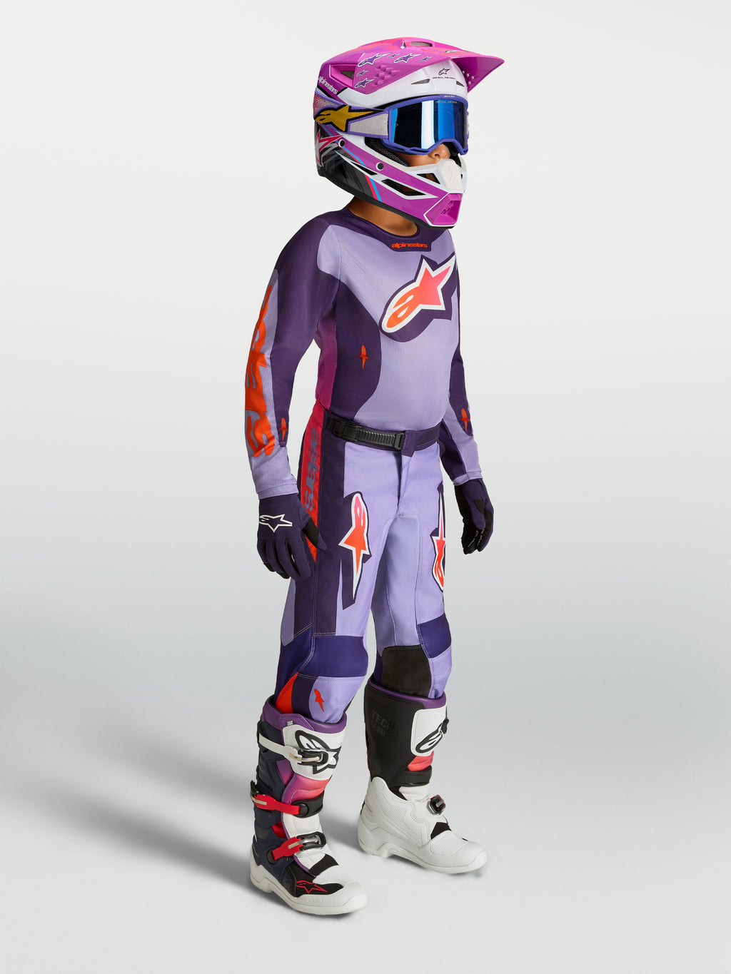 Alpinestars pantalones Fluid Hunt juveniles, equipo de motocross morado y violeta para jóvenes con casco y botas.