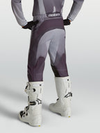 Alpinestars pantalones Fluid Amber juvenil de motocross, grises y morados, polifabric 600D, vista trasera en modelo.
