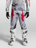 Pantalones Alpinestars Fluid Lone Juvenil, equipo de motocross en gris camo y rojo fuego, construcción de polifabric resistente con ajuste ergonómico para pilotaje off-road
