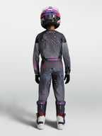 Pantalones Alpinestars Fluid Lone Juveniles, equipo de motocross en gris camuflaje y morado, vista trasera en modelo