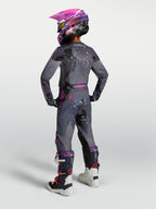 Alpinestars Jersey Fluid Lone Juvenil, jersey de motocross, gris y morado con camuflaje, vista trasera en piloto joven