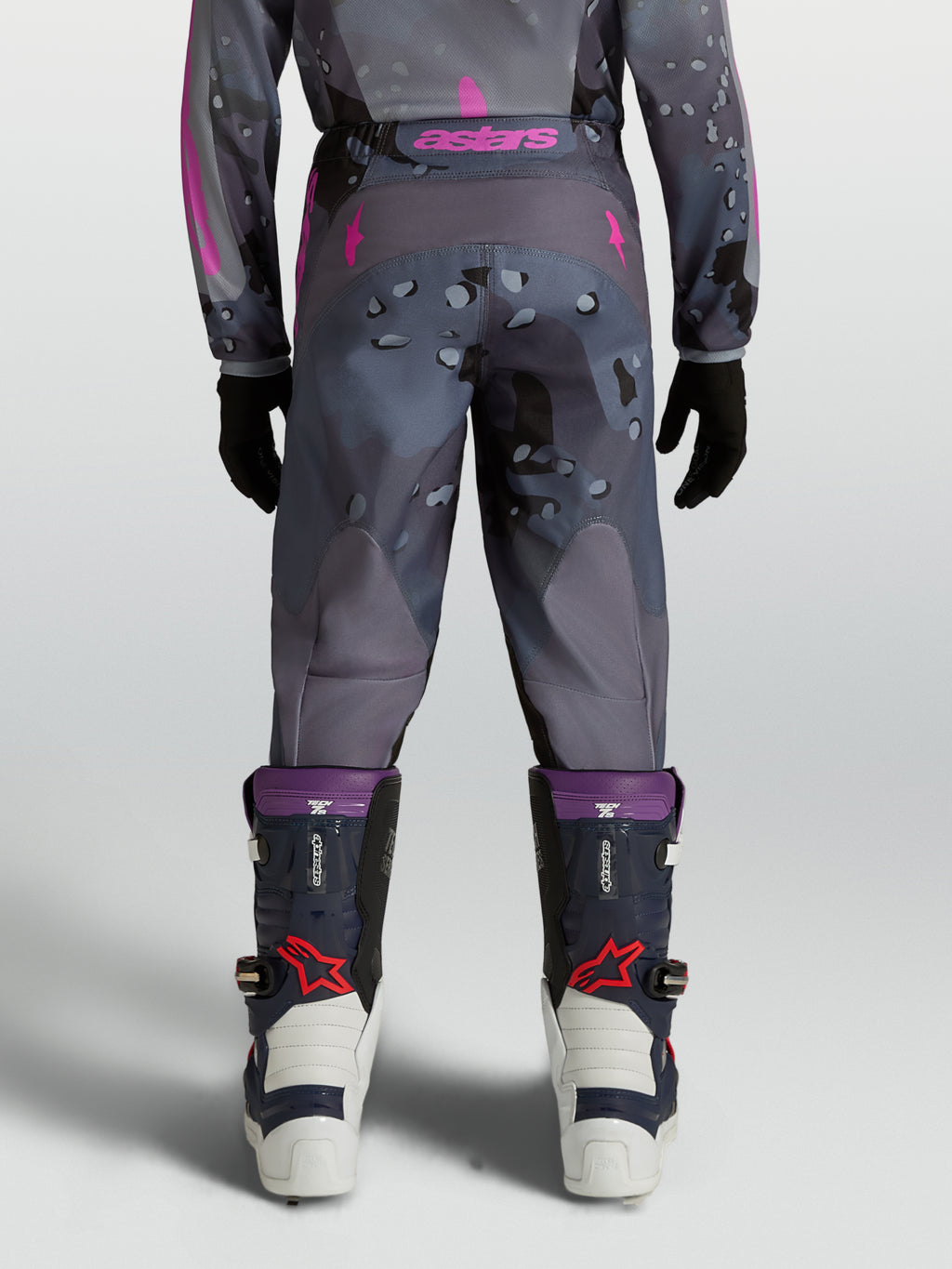 Alpinestars Pantalones Fluid Lone Juveniles, pantalones de motocross, gris camo y morado, vista trasera en modelo.