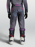 Alpinestars Pantalones Fluid Lone Juveniles, pantalones de motocross, gris camo y morado, vista trasera en modelo.