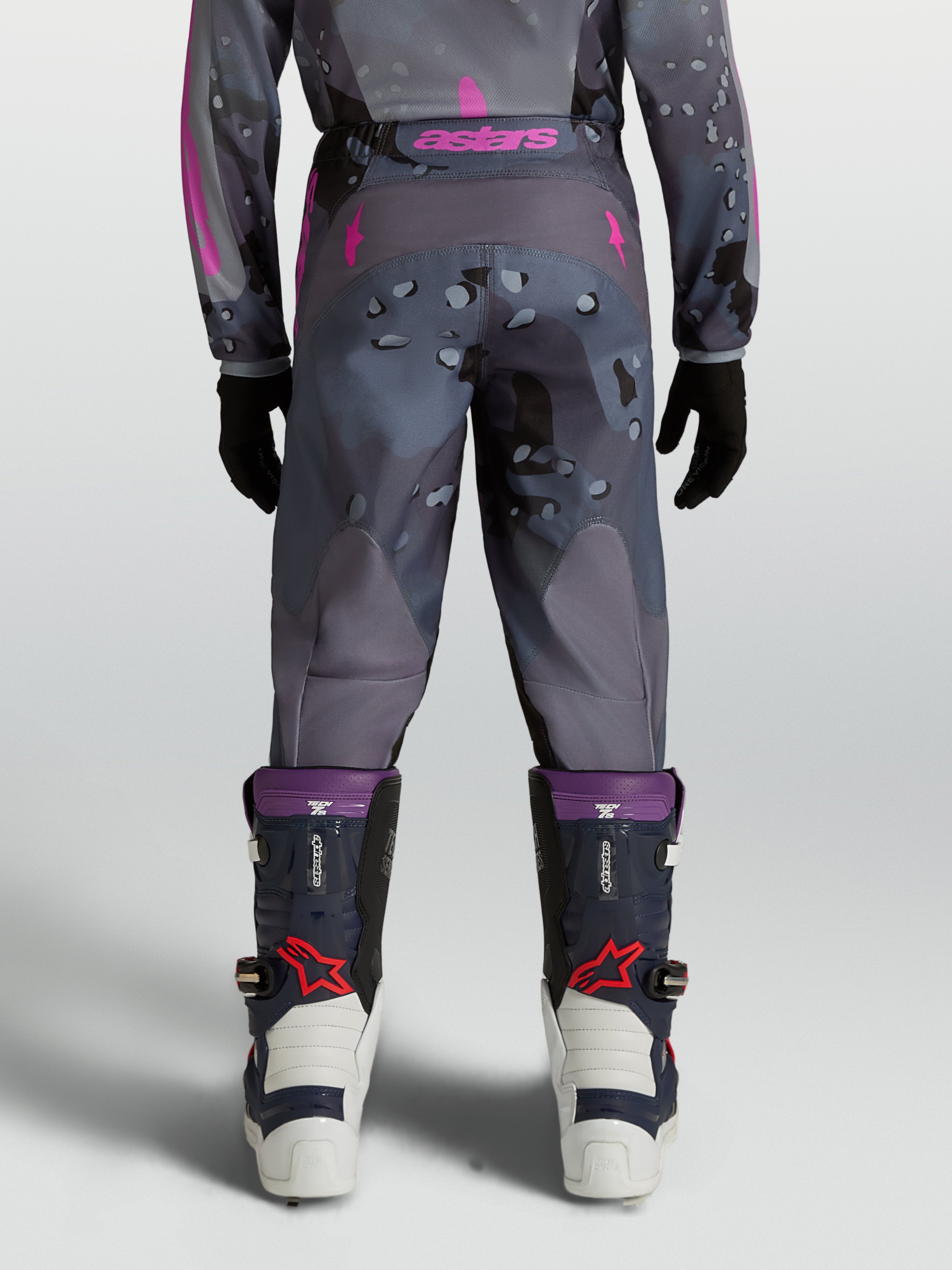 Alpinestars Pantalones Fluid Lone Juveniles, pantalones de motocross, gris camo y morado, vista trasera en modelo.