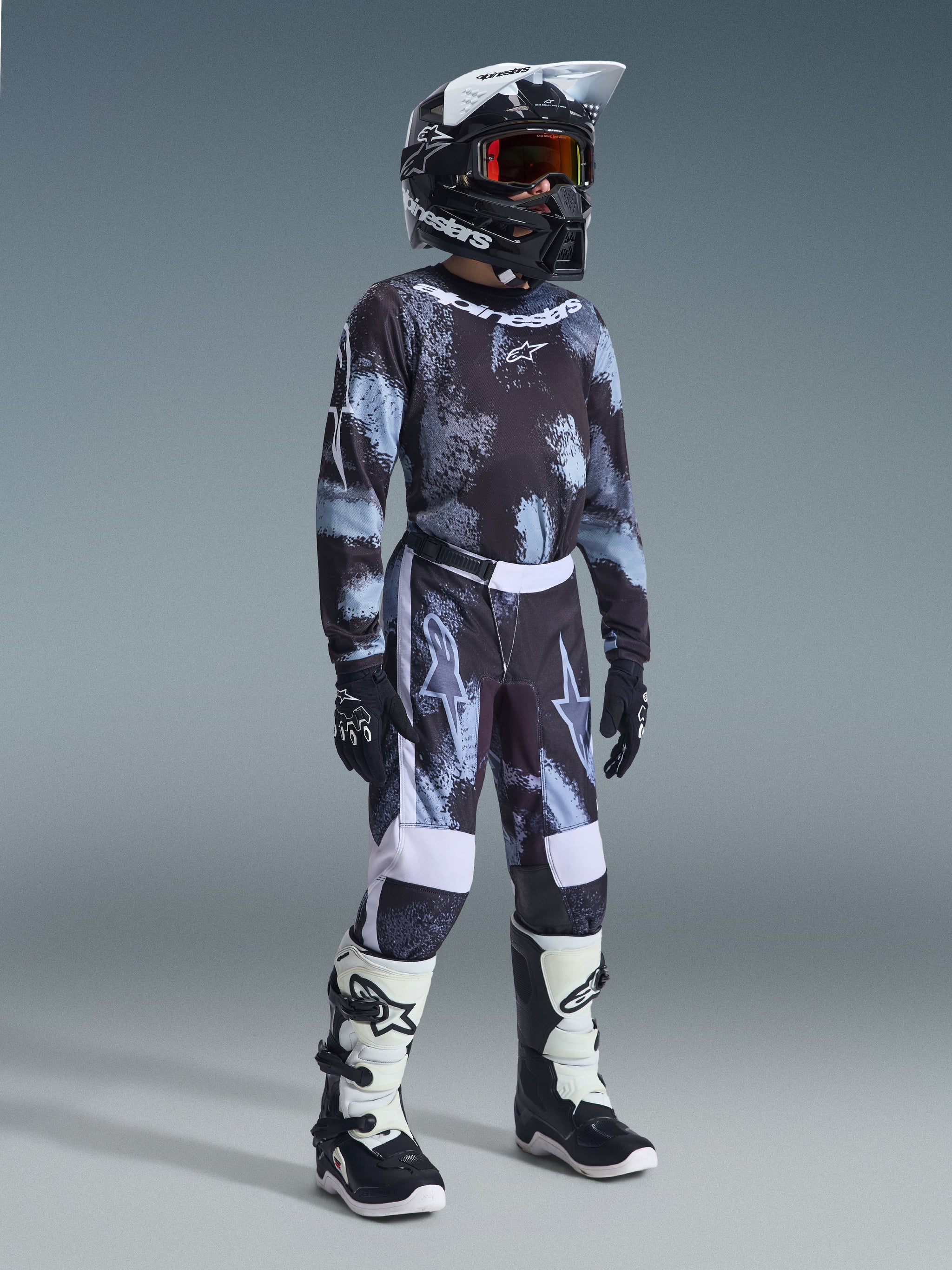 Alpinestars 2026 Youth Fluid Lahnd Pants, pantalones de motocross para jóvenes, Iron Camo, conjunto completo de carreras con jersey a juego, casco negro y botas blancas y negras, equipamiento off-road de alto rendimiento para jóvenes pilotos